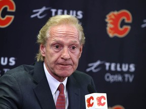 Don Maloney, president van hockeyactiviteiten van Calgary Flames, spreekt de media toe na het ontslag van hoofdcoach Darryl Sutter op maandag.