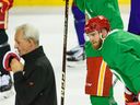 Calgary Flames-hoofdcoach Darryl Sutter en Jonathan Huberdeau tijdens de training op 17 februari.