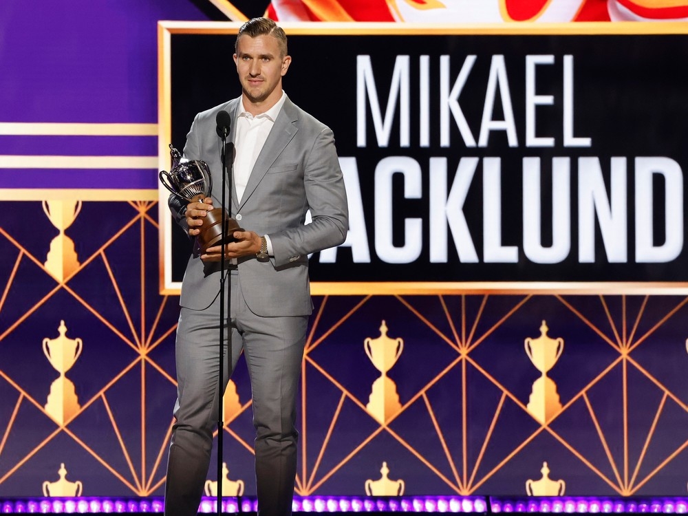 Calgary Flames on X: Royal flush! We're flashing back to Mikael Backlund  presenting the Swedish royal family with jerseys after he captained his  country to gold at the 2018 IIHF World Championship! #