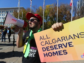 Nathan Ross, de la Calgary Students Federation, manifeste son soutien lors d'un rassemblement à l'hôtel de ville concernant la question du logement abordable à Calgary, le jeudi 14 septembre 2023.