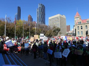 Des partisans se rassemblent sur les marches de l’hôtel de ville concernant la question du logement abordable à Calgary le jeudi 14 septembre 2023.