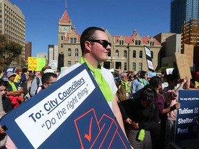 Des partisans se rassemblent sur les marches de l’hôtel de ville concernant la question du logement abordable à Calgary le jeudi 14 septembre 2023.