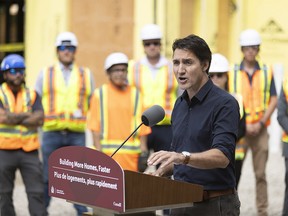Le premier ministre Justin Trudeau visite le chantier de construction d'un projet de logements abordables à London, en Ontario.  Le mercredi 13 septembre 2023.