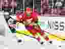 Nikita Zadorov #16 des Flames de Calgary patine avec la rondelle devant Kyle Connor #81 des Jets de Winnipeg pendant la deuxième période d'un match de la LNH au Scotiabank Saddledome le 11 octobre 2023 à Calgary, Alberta, Canada.