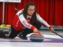 Kayla Skrlik livre une pierre lors de la Classique de curling Autumn Gold au Calgary Curling Club le vendredi 6 octobre 2023. 