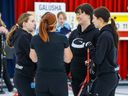 L'équipe Bowman se concerte entre les bouts tout en affrontant l'équipe Cameron lors de la Classique de curling d'or d'automne au Calgary Curling Club le vendredi 6 octobre 2023. De gauche à droite : la troisième Hannah Phillips, la deuxième Anna Munroe, la capitaine Kaitlyn Bowman et la première Sasha Tran.