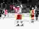 2023년 11월 4일, 워싱턴주 시애틀의 클라이메이트 프레지 아레나에서 열린 시애틀 클라켄 전투의 세 번째 마침표에서 빈 넷골을 축하하는 캘거리 프레임스의 76번 마틴 포스피실.