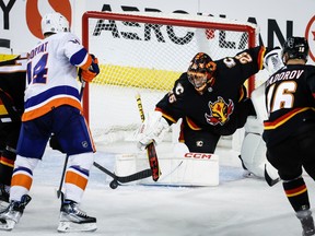 토요일, 알타주 캘거리에서 열린 NHL 하키 3 마침내 경기 중 뉴욕 아일랜더스의 포워드, 보 호바트 (왼쪽)가 캘거리 프레임스의 골키퍼, 제이콥 마크스트롬에게 슛을 날린다.