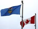 Las banderas de Alberta y Canadá al norte de Fort McMurray, Alta. en 2022.