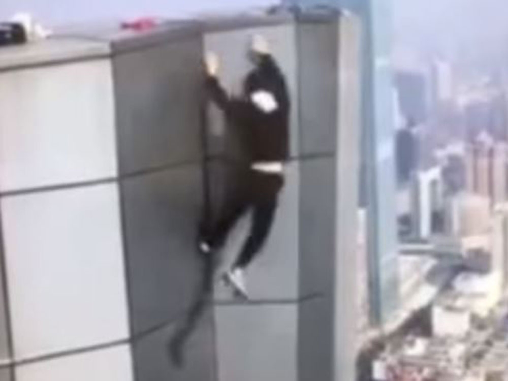 Chinese 'rooftopper' falls to his death while climbing skyscraper ...