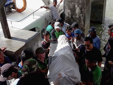 Rescuers evacuate victims after a ferry carrying some 45 people capsized in Tanjung Selor, North Kalimantan, on Jan. 1, 2018. (NURINDRA WIJAYA/AFP/Getty Images)