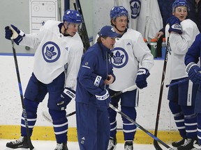 Toronto Maple Leafs coach Mike Babcock keeps an eye on things as Auston Matthews and William Nylander look on during practice at the MCC in Toronto on Monday January 15, 2018.