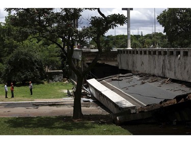 Emergency personnel work on an overpass that collapsed in Brasilia, Brazil, Tuesday, Feb. 6, 2018.  (AP Photo/Eraldo Peres)