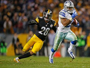 Ezekiel Elliott of the Dallas Cowboys rushes past Sean Davis of the Pittsburgh Steelers for a 32-yard touchdown in the fourth quarter during the game at Heinz Field on November 13, 2016