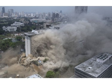 Heavy smoke engulfs the Waterfront Manila Pavilion building, after a fire broke out at the hotel and casino complex in Manila on March 18, 2018. (TED ALJIBE/AFP/Getty Images)