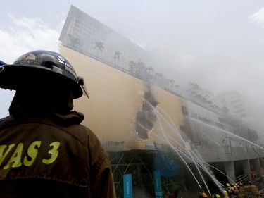 Firemen battle a fire that engulfs the Manila Pavilion Hotel and Casino Sunday, March 18, 2018 in Manila, Philippines.  (AP Photo/Bullit Marquez)