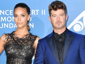 Robin Thicke and his partner April Love Geary pose during the Monte-Carlo Gala for the Global Ocean in Monaco on September 28, 2017. / AFP PHOTO / YANN COATSALIOU (Photo credit should read YANN COATSALIOU/AFP/Getty Images)