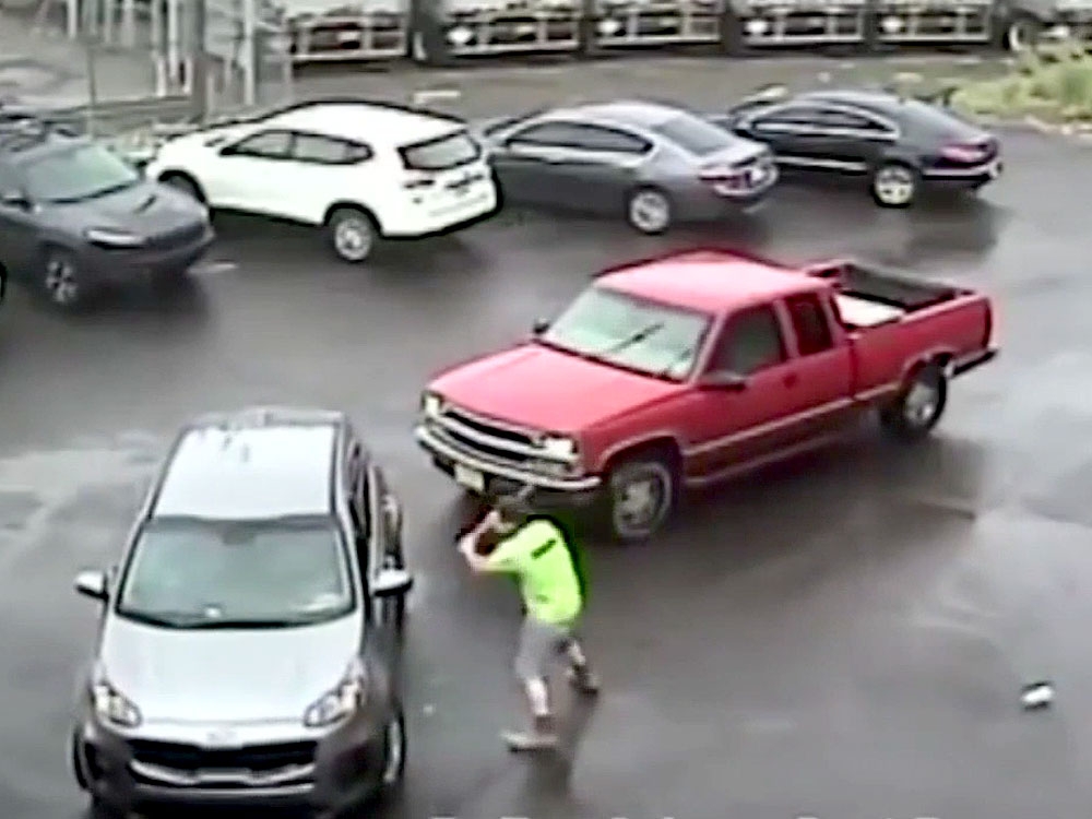 SLEDGEHAMMER ATTACK Road rage caught on video Toronto Sun