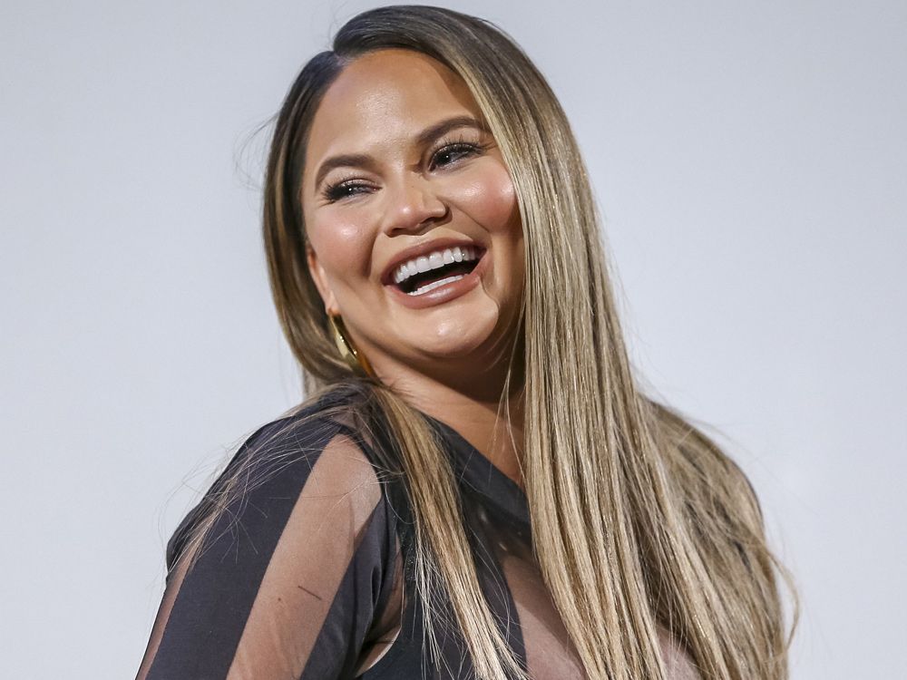 Chrissy Teigen Shows Off Veins On Her Milky Boobs Canoecom 5748