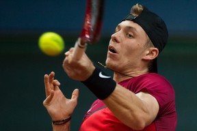 Kanaďan Denis Shapovalov vracia loptu Slovákovi Martinovi Klisanovi počas kvalifikačného tenisového zápasu o Davisov pohár Slovensko vs Kanada 2. februára 2019 v Bratislave.