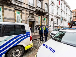Police cordon off the area outside the French BNP Paribas Fortis bank branch, following a robbery in the centre of Antwerp on February 4, 2019. (JONAS ROOSENS / various sources / AFP)