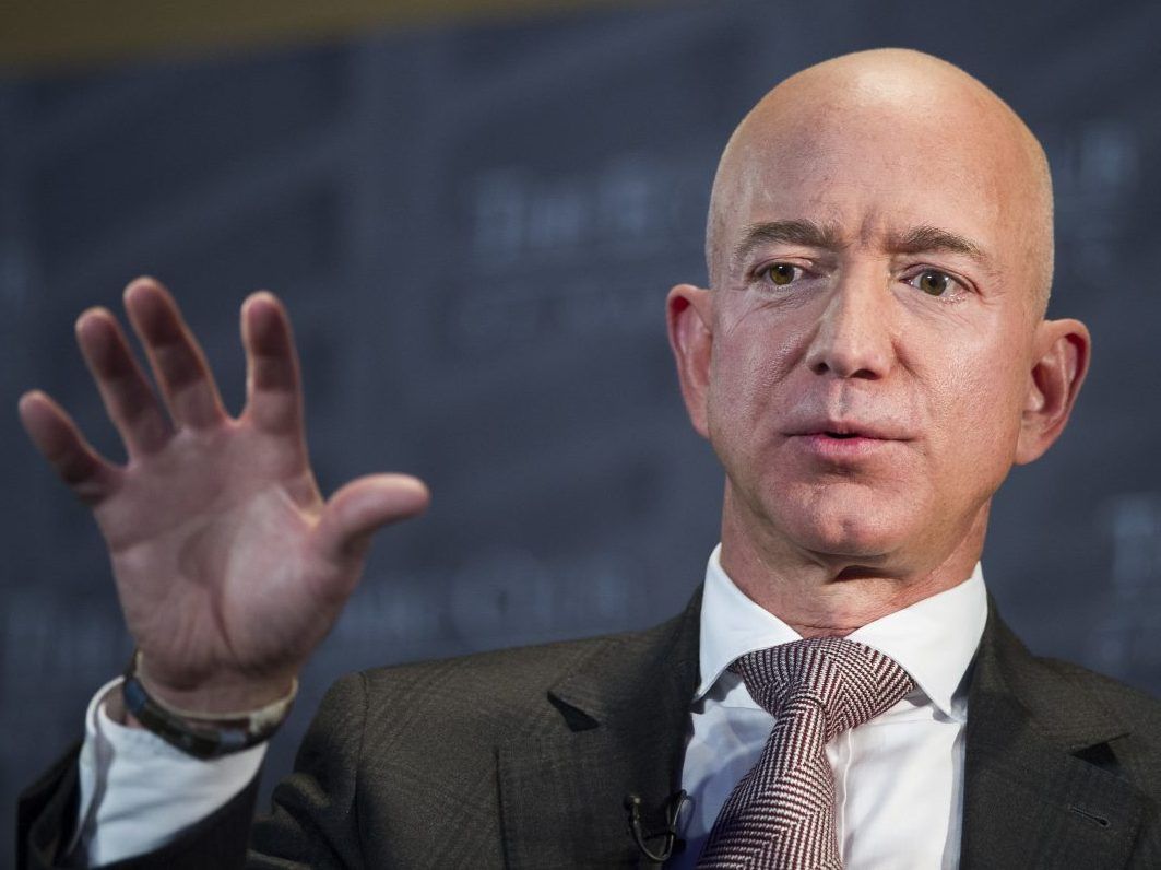 Jeff Bezos Says National Enquirer Threatened To Publish Naked Selfies Revealing Pics Canoe Com