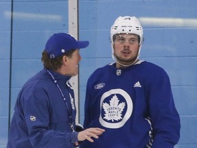 Maple Leafs coach Mike Babcock talks with Auston Matthews during practice. JACK BOLAND/TORONTO SUN