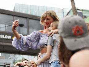 In advance of her music announcement, Taylor Swift surprises fans at the new Kelsey Montague "What Lifts You Up" Mural on April 25, 2019 in Nashville, Tenn. (Leah Puttkammer/Getty Images)