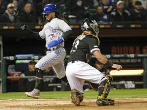 The Blue Jays’ Freddy Galvis scores on a throwing error during the third inning against the White Sox on Friday night at Guaranteed Rate Field in Chicago.