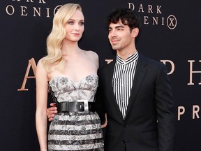 Actor Sophie Turner poses with her husband Joe Jonas at the premiere for the film "Dark Phoenix" in Los Angeles, June 4, 2019. (REUTERS/Mario Anzuoni)