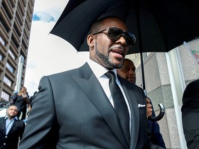 Grammy-winning R&B star R. Kelly leaves the Cook County courthouse after a hearing on multiple counts of criminal sexual abuse case, in Chicago, March 22, 2019. (REUTERS/Kamil Krzaczynski/File Photo)