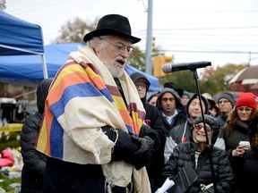 Rabbi Chuck Diamond, formerly of the Tree of Life synagogue in Squirrel Hill, leads a vigil outside the building where 11 people lost their lives last week in Pittsburgh, Pennsylvania, U.S., November 3, 2018.  (REUTERS/Alan Freed)