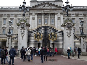 Tourists pose for photographs in front of Buckingham Palace in central London April 6, 2014. (Reuters/Neil Hall/File Photo)