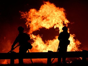 Firefighters battle a wind-driven wildfire that continues to burn in Canyon Country north of Los Angeles, October 25, 2019. (REUTERS/Gene Blevins)