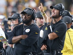 Injured Pittsburgh Steelers quarterback Ben Roethlisberger (right) looks on from the sidelines with head coach Mike Tomlin against the Cincinnati Bengals at Heinz Field. (Charles LeClaire-USA TODAY Sports)