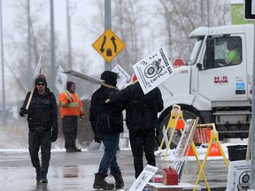 CN workers picket at the Winnipeg Terminal Fleet Garage, Wednesday, November 20, 2019. (Winnipeg Sun photo)