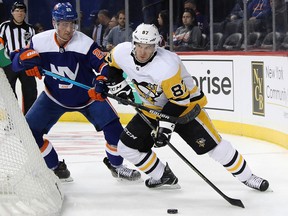 Sidney Crosby of the Pittsburgh Penguins carries the puck against the New York Islanders at the Barclays Center on November 7, 2019 in Brooklyn. (Bruce Bennett/Getty Images)