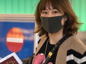 Passengers wear protective masks to protect against the spread of the Coronavirus as they arrive at the Los Angeles International Airport on Jan. 22, 2020. (AFP photo)