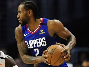 Los Angeles Clippers forward Kawhi Leonard controls the ball against Memphis Grizzlies forward Jae Crowder during the second half at Staples Center.
