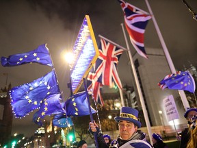 Anti-Brexit protesters holding banners and flags demonstrate outside the Houses of Parliament in London, January 30, 2020. (REUTERS/Antonio Bronic)