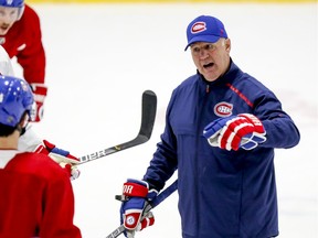 Canadiens coach Claude Julien speaks to players during practice at the Bell Sports Complex in Brossard on Nov. 27, 2019.