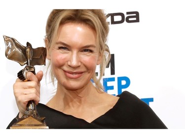 Renee Zellweger poses bacskstage with her Best Female Lead award for "Judy" at the Independent Spirit Awards. REUTERS/Lucas Jackson