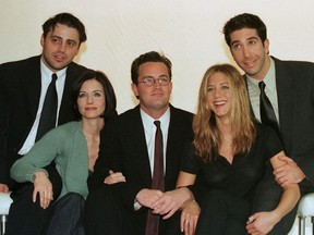 The cast of the American TV sitcom "Friends" (L to R) Matt Le Blanc, Courteney Cox, Matthew Perry,  Jennifer Aniston and David Schwimmer pose for pictures at Channel 4 Television centre March 25, 1998.