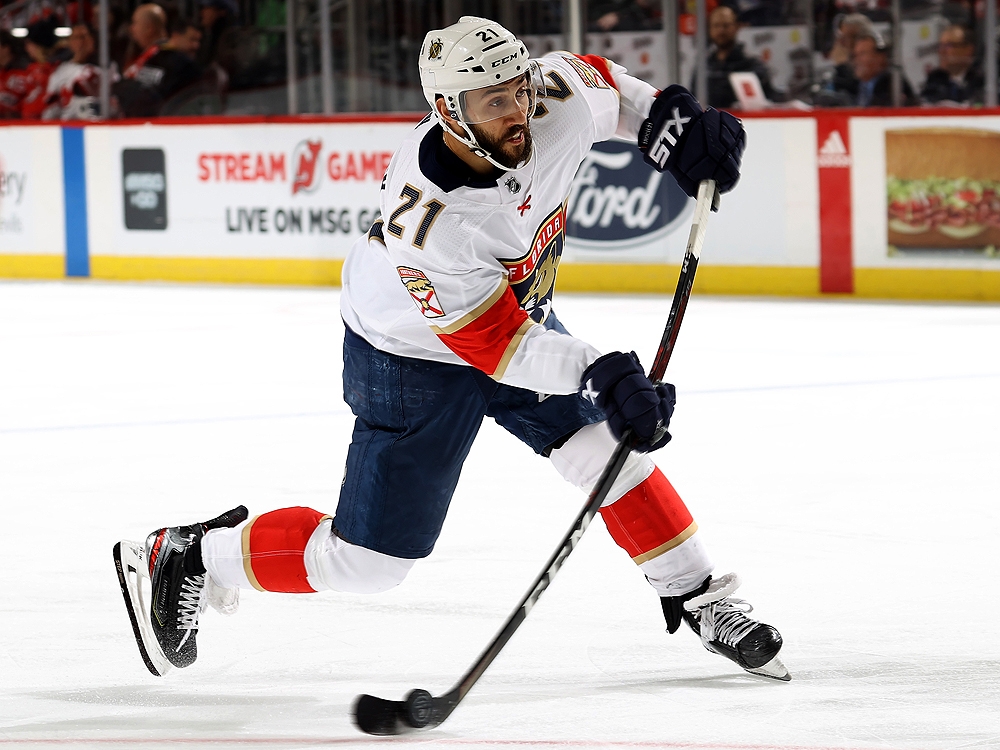 Michael Peca of the Toronto Maple Leafs skates against the Detroit News  Photo - Getty Images