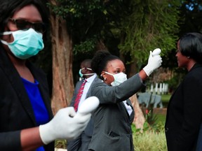 Health workers screen visitors to prevent the spread of coronavirus disease at State House in Harare, Zimbabwe, March 19, 2020. (REUTERS/Philimon Bulawayo)