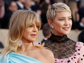Actresses Goldie Hawn (L) and Kate Hudson.
