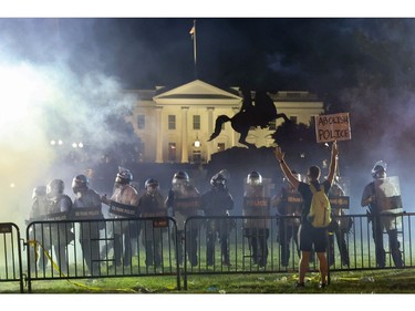 Police in riot gear keep protesters at bay in Lafayette Park near the White House in Washington, U.S. May 31, 2020.  Picture taken May 31, 2020. REUTERS/Jonathan Ernst ORG XMIT: PPPWAS904