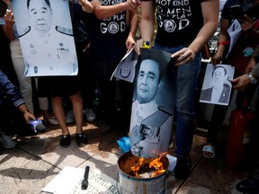 Pro-democracy students burn a portrait of Thailand's Prime Minister Prayuth Chan-o-cha in front of the Government House in Bangkok, Thailand, July 24, 2020. REUTERS/Jorge Silva ORG XMIT: MEX