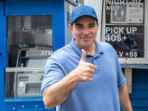 Parking-lot attendant Greg Dadoulis said he's happy the Canadiens captured Game 1. And while he placed a Mise au Jeu bet on Montreal, he still believes the Penguins will triumph in five games.