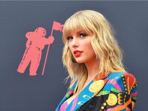 CP-Web.  US singer-songwriter Taylor Swift arrives for the 2019 MTV Video Music Awards at the Prudential Center in Newark, New Jersey on August 26, 2019.